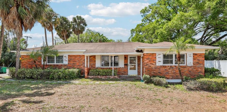 House in Tampa, Florida 3 bedrooms, 167.22 sq.m. № 2131650
