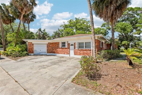House in Tampa, Florida 3 bedrooms, 167.22 sq.m. № 2131650 - photo 4