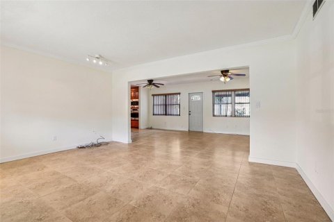 House in Tampa, Florida 3 bedrooms, 167.22 sq.m. № 2131650 - photo 11