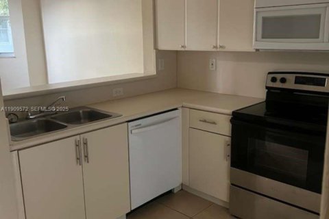 Снять в аренду таунхаус в Хомстед, Флорида 3 спальни, 99.96м2, № 1990719 - фото 2