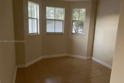 Снять в аренду таунхаус в Хомстед, Флорида 3 спальни, 99.96м2, № 1990719 - фото 3