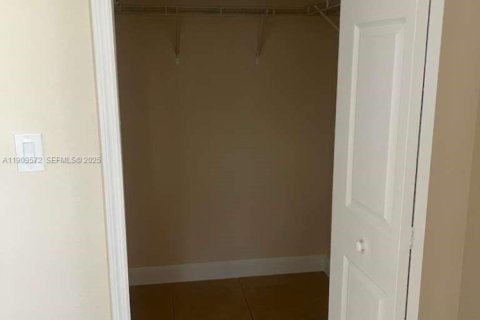 Снять в аренду таунхаус в Хомстед, Флорида 3 спальни, 99.96м2, № 1990719 - фото 5