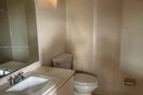 Снять в аренду таунхаус в Хомстед, Флорида 3 спальни, 99.96м2, № 1990719 - фото 1