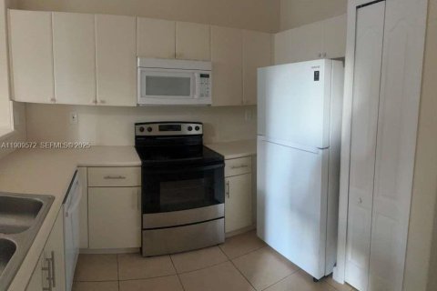 Снять в аренду таунхаус в Хомстед, Флорида 3 спальни, 99.96м2, № 1990719 - фото 15