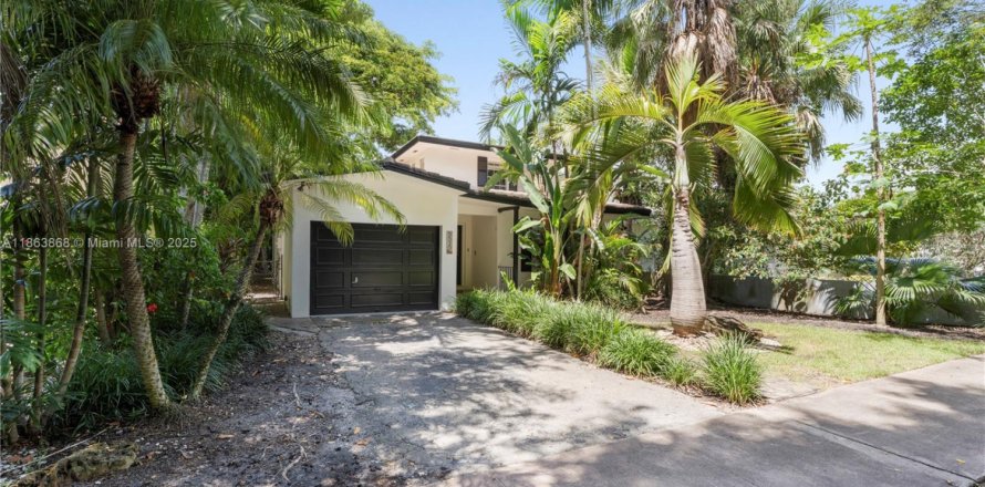 House in Coral Gables, Florida 3 bedrooms, 165.46 sq.m. № 1895382