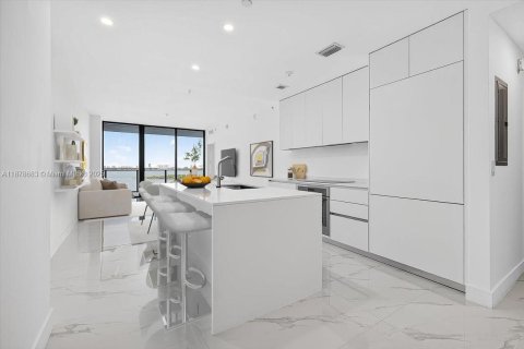 Copropriété à louer à Miami, Floride: 1 chambre, 98.38 m2 № 1929147 - photo 1