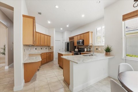 House in Orlando, Florida 3 bedrooms, 240.15 sq.m. № 2112431 - photo 4