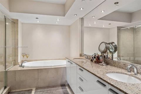 Condo in Hallandale Beach, Florida, 2 bedrooms  № 2052997 - photo 12