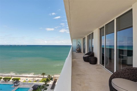 Condo in Hallandale Beach, Florida, 2 bedrooms  № 2052997 - photo 18