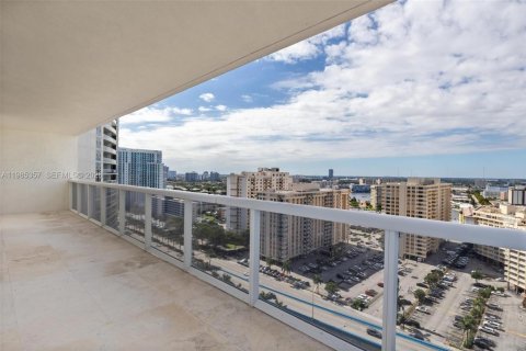 Condo in Hallandale Beach, Florida, 2 bedrooms  № 2052997 - photo 21