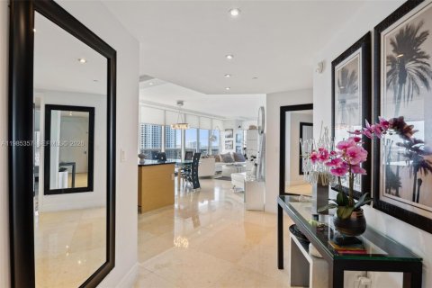 Condo in Hallandale Beach, Florida, 2 bedrooms  № 2052997 - photo 5