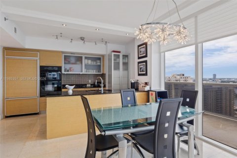 Condo in Hallandale Beach, Florida, 2 bedrooms  № 2052997 - photo 9