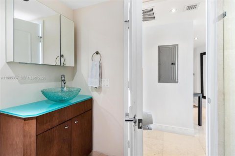 Condo in Hallandale Beach, Florida, 2 bedrooms  № 2052997 - photo 17