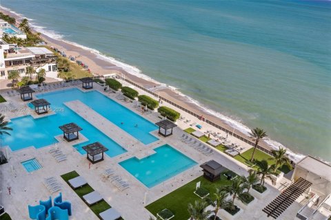 Condo in Hallandale Beach, Florida, 2 bedrooms  № 2052997 - photo 19