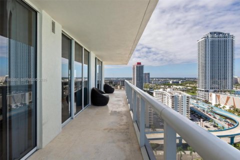 Condo in Hallandale Beach, Florida, 2 bedrooms  № 2052997 - photo 20