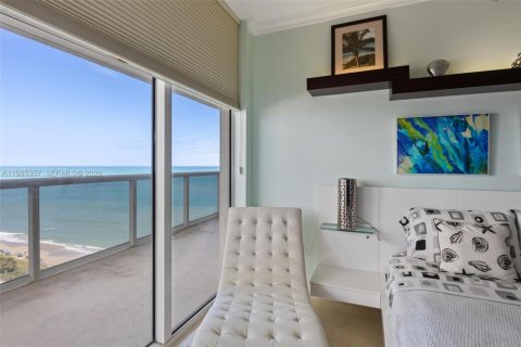 Condo in Hallandale Beach, Florida, 2 bedrooms  № 2052997 - photo 16