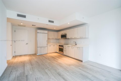 Condominio en Miami, Florida, 1 dormitorio  № 2034194