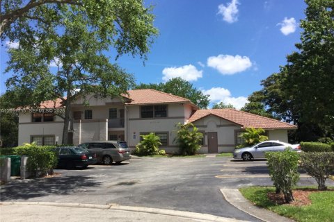 Apartment in Coral Springs, Florida 3 bedrooms, 487.27 sq.m. № 2075345