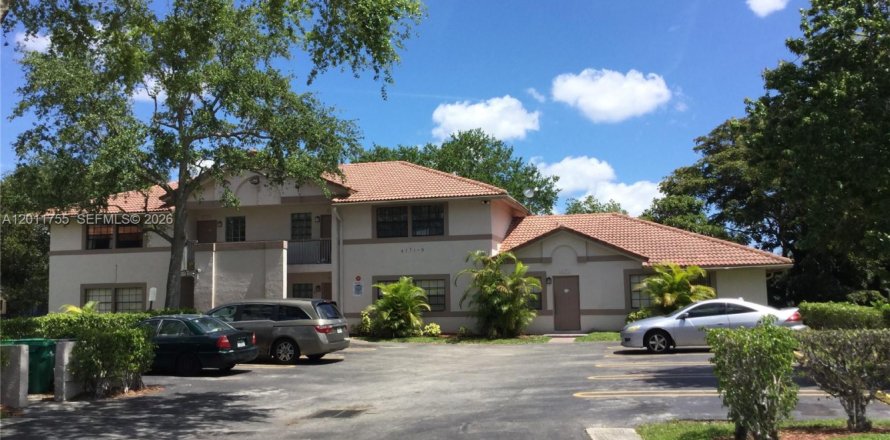 Apartment in Coral Springs, Florida 3 bedrooms, 487.27 sq.m. № 2075345