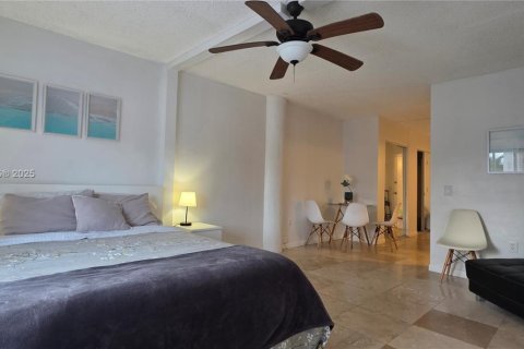 Condominio en alquiler en North Bay Village, Florida, 36.98 m2 № 1924767 - foto 1