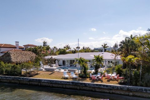 House in West Palm Beach, Florida 6 bedrooms, 434.13 sq.m. № 2253702 - photo 4