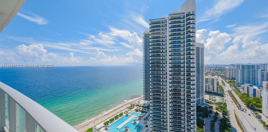 Condominio en Hollywood, Florida, 2 dormitorios № 1867054