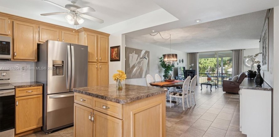 Condominio en Pembroke Pines, Florida, 2 dormitorios  № 1972364