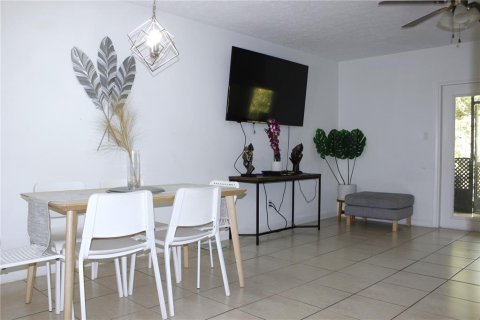 Townhouse in Tampa, Florida 3 bedrooms, 124.49 sq.m. № 1547766 - photo 18