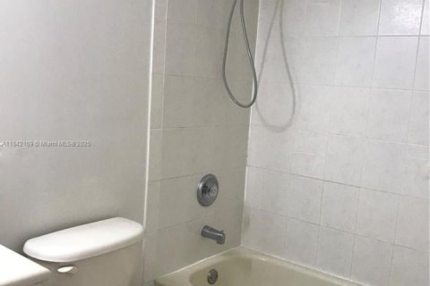 Condominio en alquiler en Doral, Florida, 2 dormitorios, 103.59 m2 № 1836031 - foto 9