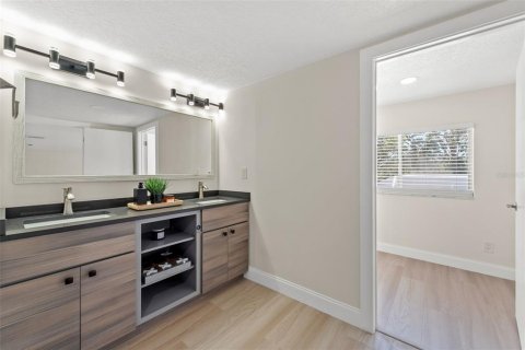 Casa en venta en Seminole, Florida, 4 dormitorios, 292.83 m2 № 1804019 - foto 25