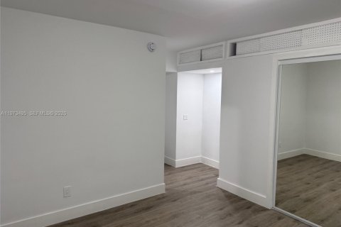 Condo in Miami Beach, Florida, 1 bedroom № 2034065 - photo 5
