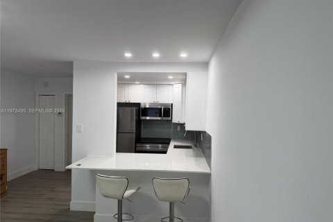 Condo in Miami Beach, Florida, 1 bedroom № 2034065 - photo 1