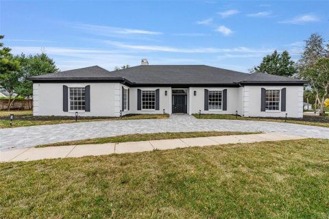 House in Orlando, Florida 4 bedrooms, 280.38 sq.m. № 1567522 - photo 2