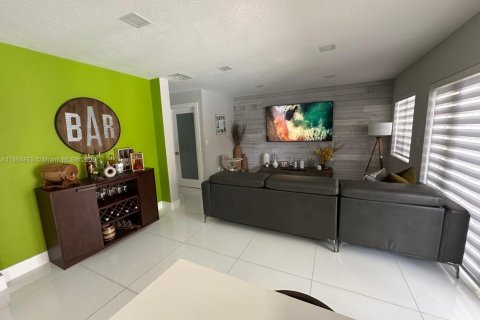 Villa ou maison à vendre à Miami, Floride: 4 chambres, 181.53 m2 № 2080276 - photo 2