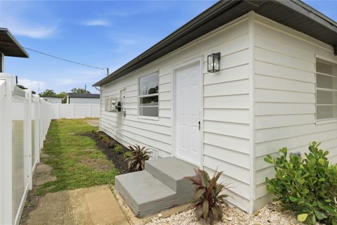 House in Tampa, Florida 3 bedrooms, 105.91 sq.m. № 2267019 - photo 5