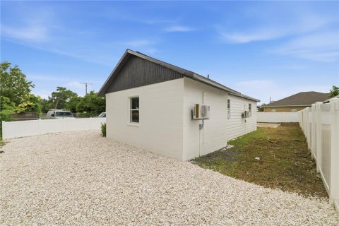 House in Tampa, Florida 3 bedrooms, 105.91 sq.m. № 2267019 - photo 8