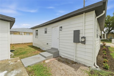 House in Tampa, Florida 3 bedrooms, 105.91 sq.m. № 2267019 - photo 29