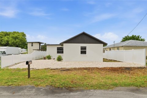 House in Tampa, Florida 3 bedrooms, 105.91 sq.m. № 2267019 - photo 7