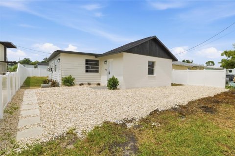 House in Tampa, Florida 3 bedrooms, 105.91 sq.m. № 2267019 - photo 2