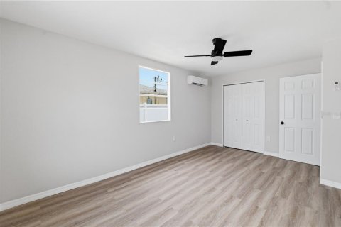House in Tampa, Florida 3 bedrooms, 105.91 sq.m. № 2267019 - photo 25