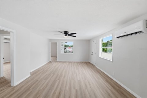 House in Tampa, Florida 3 bedrooms, 105.91 sq.m. № 2267019 - photo 14