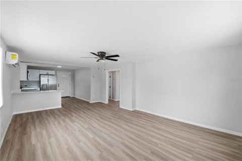 House in Tampa, Florida 3 bedrooms, 105.91 sq.m. № 2267019 - photo 13