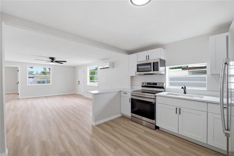 House in Tampa, Florida 3 bedrooms, 105.91 sq.m. № 2267019 - photo 12