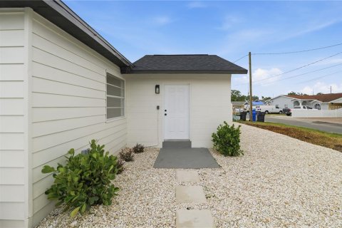 House in Tampa, Florida 3 bedrooms, 105.91 sq.m. № 2267019 - photo 6