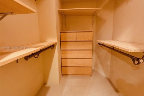 Condominio en alquiler en Miami, Florida, 1 dormitorio, 98.85 m2 № 1994616 - foto 10