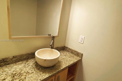 Condominio en alquiler en Miami, Florida, 1 dormitorio, 98.85 m2 № 1994616 - foto 11