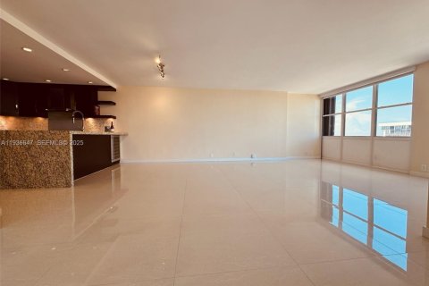 Condominio en alquiler en Miami, Florida, 1 dormitorio, 98.85 m2 № 1994616 - foto 2