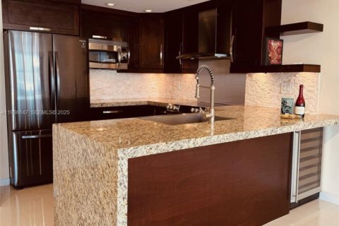 Condominio en alquiler en Miami, Florida, 1 dormitorio, 98.85 m2 № 1994616 - foto 4