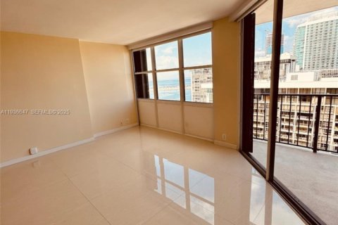 Condominio en alquiler en Miami, Florida, 1 dormitorio, 98.85 m2 № 1994616 - foto 3