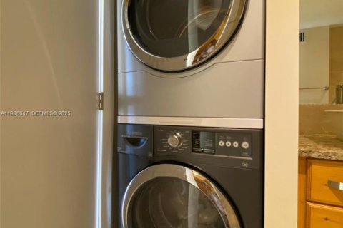 Condominio en alquiler en Miami, Florida, 1 dormitorio, 98.85 m2 № 1994616 - foto 9